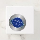 Elegante Betovering: Zilveren Monogram Bedankjes Labels (In situ)