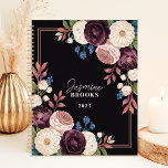 Elegante Black and Plum Floral Custom Name Planner<br><div class="desc">Dit verfijnde ontwerp toont een prachtig bloemstuk met rijke pruimen, blush, crème en marine bloemen, omlijst door delicaat gebladerte op een strakke zwarte achtergrond. De gepersonaliseerde naam en het jaar voegen een verfijnd tintje toe, waardoor het perfect is voor professionals, studenten of iedereen die van tijdloze elegantie houdt. Ideaal voor...</div>