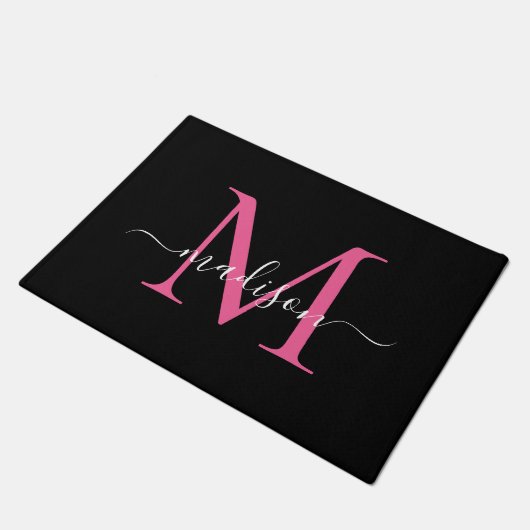 Elegante Black Hot Pink Custom Monogram Script Naa Deurmat (Schuin)