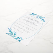 Elegante blauw-grijze foto zilveren bloemen bruilo folie uitnodiging (Gedraaid)