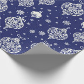 Elegante  Blauw Wit Kerst Ornamenten Cadeaupapier (Hoek)