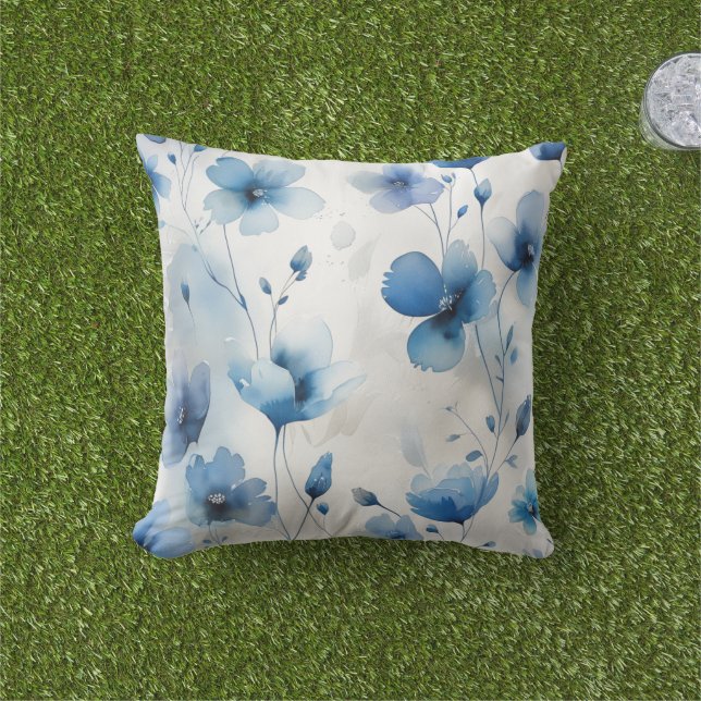 Elegante blauw wit zilveren waterverf bloemen buitenkussen (Gras)