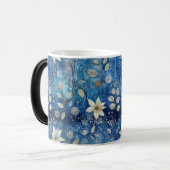 Elegante Blauw & Witte Bloemen – Tijdloos Naadloos Magische Mok (Voorkant links)