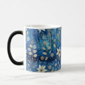 Elegante Blauw & Witte Bloemen – Tijdloos Naadloos Magische Mok (Links)