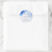 Elegante blauwe bloem gepersonaliseerde bruiloft ronde sticker (Tas)