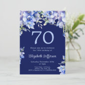 Elegante Blauwe Bloemen 70e Verjaardag Uitnodiging (Staand voorkant)