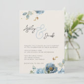 Elegante Blauwe Bloemen Ampersand bruiloft uitnodi Kaart (Staand voorkant)