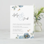 Elegante Blauwe Bloemen Ampersand bruiloft uitnodi Kaart (Staand voorkant)