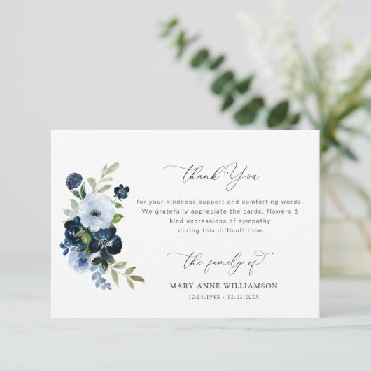 Elegante blauwe bloemen begrafenis Dank u opmerkin Bedankkaart (Staand voorkant)