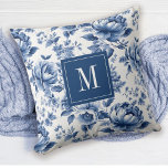 Elegante  Blauwe Bloemen Engelse Tuin Kussen<br><div class="desc">Een prachtig blauw-wit monogram met een bloemenengels tuinpatroon siert dit werpkussen. Personaliseer het met uw monogram initiaal. Ontworpen voor u door BlackBerry Boulevard.</div>