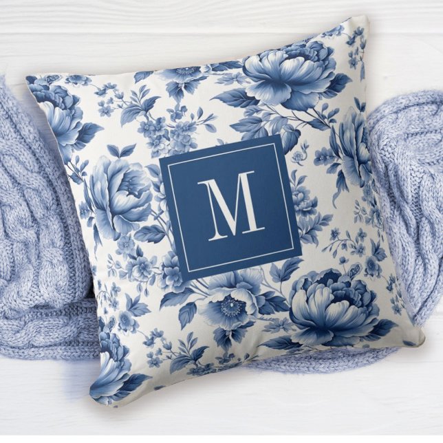 Elegante  Blauwe Bloemen Engelse Tuin Kussen (A pretty monogram blue and white floral pillow is an elegant accent to any room.)