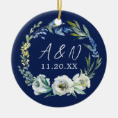 Elegante Blauwe Bloemen Huwelijk Monogram Kerstmis Keramisch Ornament (Voorkant)