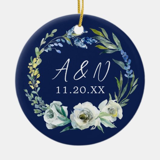 Elegante Blauwe Bloemen Huwelijk Monogram Kerstmis Keramisch Ornament (Voorkant)