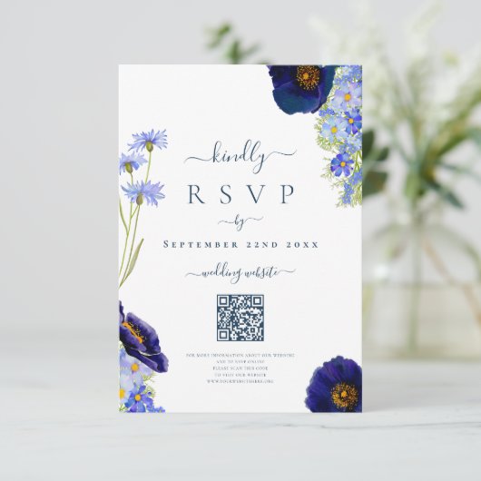 Elegante Blauwe Bloemen Huwelijksreactie QR Code RSVP Kaartje (Staand voorkant)