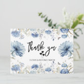 Elegante Blauwe Bloemen Moderne bruiloft Bedankkaart (Staand voorkant)