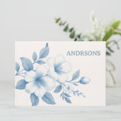 Elegante blauwe bloemen op zachte achtergrond bedankkaart (Staand voorkant)