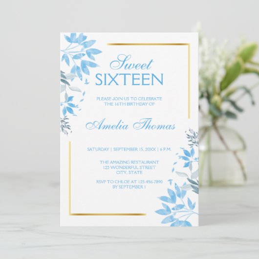 Elegante Blauwe Bloemen Sweet 16 Verjaardag Uitnod Kaart (Staand voorkant)