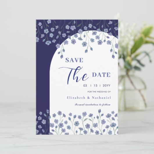 Elegante blauwe bloemenboog Save the date bruiloft Kaart (Staand voorkant)