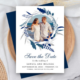 Elegante blauwe bloemenkrans foto save the date