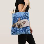 Elegante blauwe bloemense Siamese kat Mooie kat Tote Bag (Dichtbij)