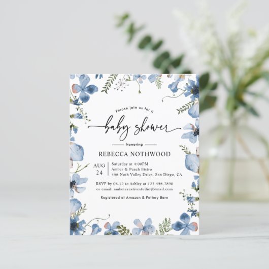 Elegante blauwe bloemige babyshower uitnodiging me (Staand voorkant)