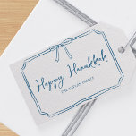 Elegante blauwe boog gepersonaliseerd Happy Chanoe Cadeaulabel<br><div class="desc">Met een delicate blauw golvende rand en een lief boogdetail,  brengen deze labels een vleugje warmte en sophisticatie naar je Chanoeka-geschenken. Personaliseer het met uw familienaam om het echt speciaal te maken. Ideaal voor gezinnen op zoek naar een moderne maar traditionele touch voor hun Chanoeka partijen.</div>