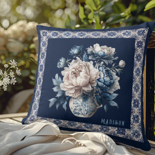 Elegante blauwe chinoiserie bloemenvorm met monogr kussen
