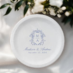 Elegante Blauwe Chinoiserie Monogram Crest bruilof Papieren Bordje<br><div class="desc">Voeg een gepersonaliseerde, romantische touch toe aan uw huwelijksreceptie, verlovingsfeest, paardendouche of repetitiediner met Elegant Blue Chinoiserie Victoriaans Floral-papieren borden. De elegante borden van het huwelijkspapier zijn voorzien van een ingewikkelde blauwe chinoiserie-kam rond de monogram-initialen van het paar. Je namen worden weergegeven in een klassiek blauw kalligrafiescript met je trouwdatum...</div>