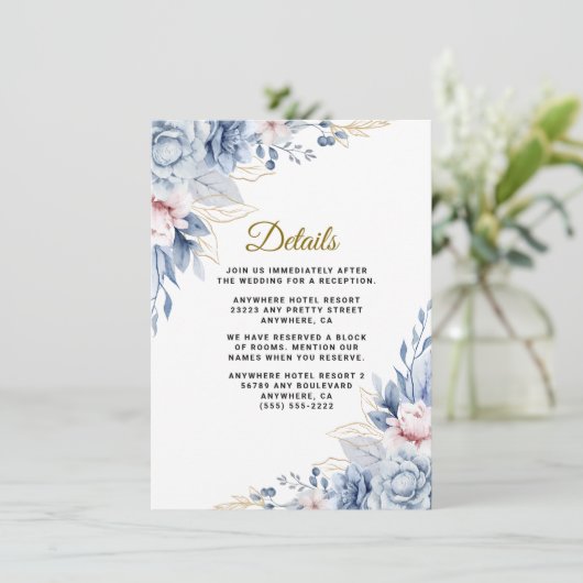 Elegante blauwe en blozen bloemenbruiloft informatiekaartje (Staand voorkant)