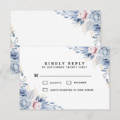 Elegante blauwe en blozen bloemenbruiloft RSVP kaartje (Voorkant / Achterkant)