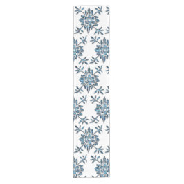 Elegante blauwe en witte bloemenkristallen tafello korte tafelloper