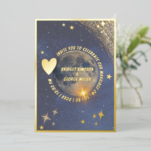 Elegante blauwe galaxy hemelse maan bruiloft goud folie uitnodiging (Staand Voorkant)
