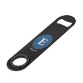 Elegante Blauwe Gepersonaliseerde Monogram Speed Flessenopener (Achterkant Gekanteld)