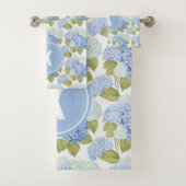 Elegante Blauwe Hortensia Bloemen Patroon Monogram Bad Handdoek (Insitu)