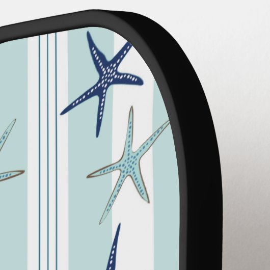 Elegante Blauwe Kustzeester Geborduurde Initiaal Pickleball Paddle (Links Detail)