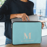 Elegante blauwe monogram laptophoes laptop sleeve<br><div class="desc">Elegante Blauwe Abstracte laptophoes. Bescherm uw laptop met deze lichte, blauwgroen en beige abstracte laptophoes. Personaliseer het eenvoudig met uw eigen naam ( of een andere naam) door op de knop "PERSONALISEER DEZE SJABLOON" te klikken. Deze laptophoes is voor degenen die de laptop willen beschermen met een zacht pastelkleurpalet en...</div>