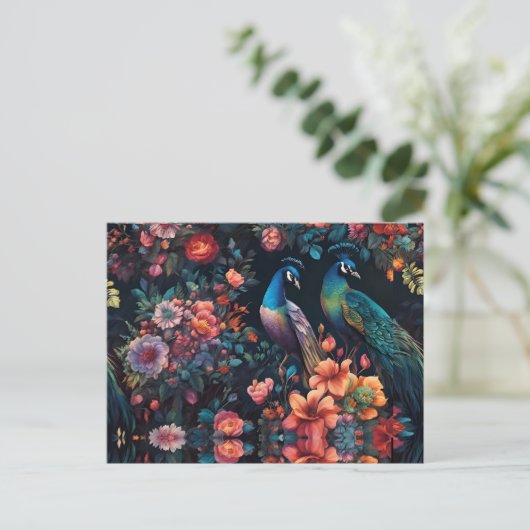Elegante Blauwe Peacock in Kleurrijke Bloemtuin Briefkaart (Staand voorkant)