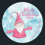 Elegante Blauwe Roze Gnoom Custom Merry Christmas Ronde Sticker<br><div class="desc">Deze leuke gepersonaliseerde Kerst stickers met een vrolijk kerstfeest gezegde en een vrolijke kabouter in roze kleding op een besneeuwde blauwe achtergrond zijn ontworpen voor Xmas mailing seals of gunst cadeaus labels. De sjabloon tekst maakt het gemakkelijk om uw familienaam en een jaar te typen.</div>