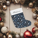 Elegante Blauwe  Sneeuwvlokken Grote Kerstsok<br><div class="desc">Elegant Blue  Snowflakes Christmas Stockings papier met een prachtig patroon van  geïnspireerde blauw,  wit en gouden sneeuwvlokken met uw aangepaste naam of gegevens. Perfect voor al uw vakantieseizoen! Als u hulp nodig heeft bij het ontwerp of bijpassende producten,  neem dan contact met ons op via katescreationszazzle@gmail.com.</div>