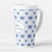 Elegante Blauwe Strik Bruidsdouche Latte Mok (Rechterhoek)
