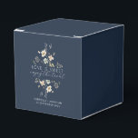Elegante blauwe wilde bloem liefde is zoete bruilo bedankdoosjes<br><div class="desc">Verras uw bruiloftsgasten met deze elegante bloemenwelkomstdoos met de romantische boodschap Love is Sweet Enjoy the Treat. Deze gepersonaliseerde marineblauwe doos bevat de namen en trouwdatum van het paar, prachtig geaccentueerd met delicate waterverf botanische afbeeldingen en witte typografie. Ideaal voor rustieke, tuin of romantische thema bruiloften. Een charmante en gedenkwaardige...</div>