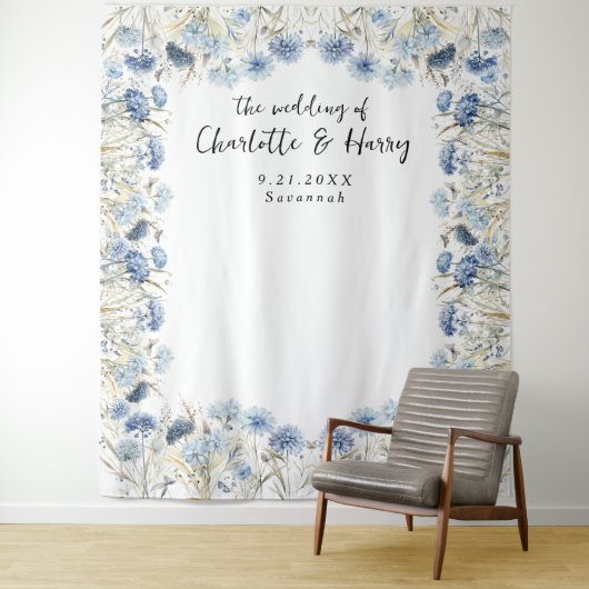 Elegante blauwe wilde bloemen bruiloft foto achter wandkleed (In situ)