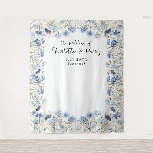 Elegante blauwe wilde bloemen bruiloft foto achter wandkleed (Voorkant)