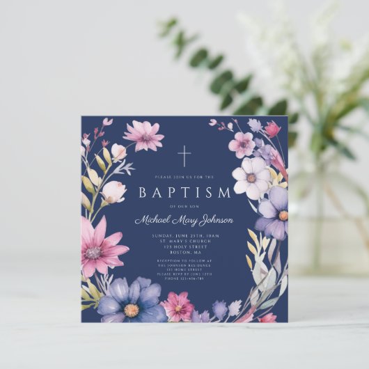 Elegante Blauwe Wildflower Krans Jongensdoop Kaart (Staand voorkant)