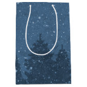 Elegante Blauwe Winter Sneeuw Bomen Vakantie Medium Cadeauzakje (Voorkant)
