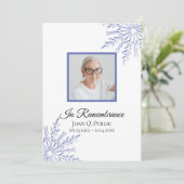 Elegante Blauwe Winter Sneeuwvlokken Begrafenisdie Programmakaart (Staand voorkant)