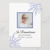 Elegante Blauwe Winter Sneeuwvlokken Begrafenisdie Programmakaart (Voorkant)