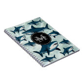 Elegante blauwe witte haai Persoonlijk monogram Notitieboek (Rechterzijde)