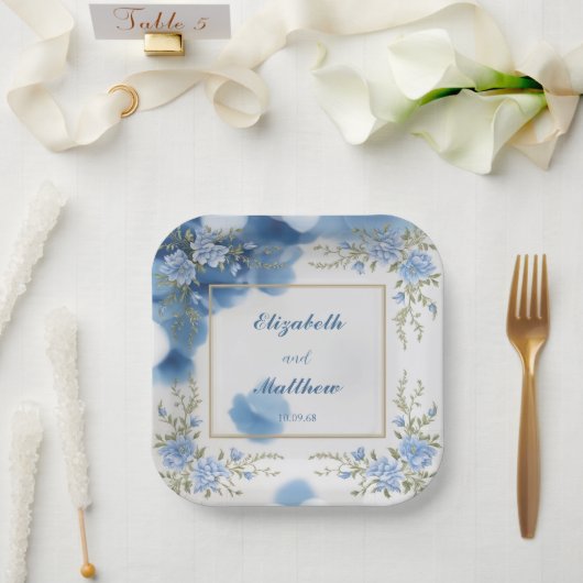 Elegante Blauwe & Witte Overlay Bloemen bruiloft Papieren Bordje (Huwelijk)