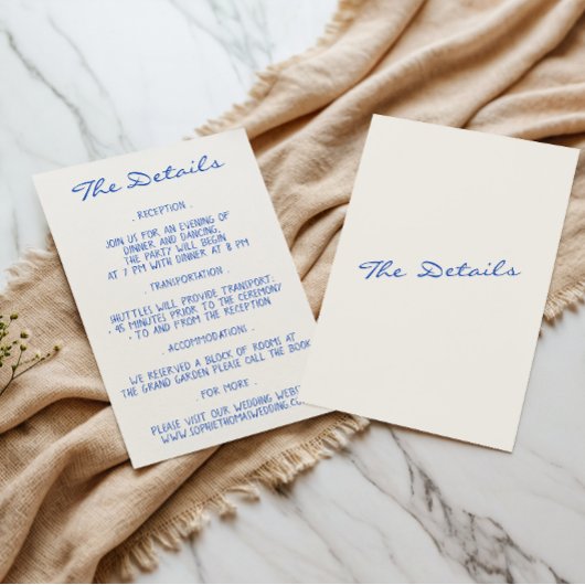 Elegante Blauwe & Witte Script Bruiloftdetails Informatiekaartje